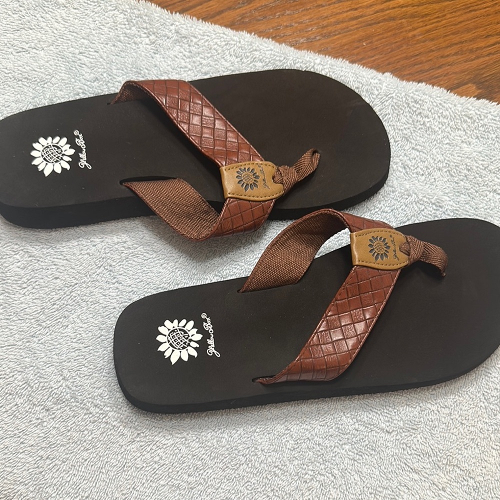 Yellow Box Flipflops, size 10M.  Brown, excellent condition.